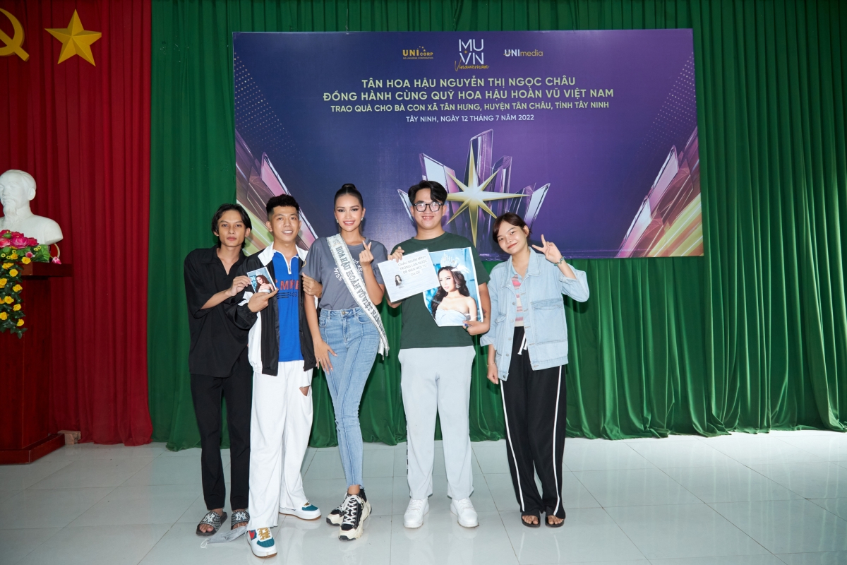 hoa hau ngoc chau dieu hanh bang xe dap tai que nha tay ninh hinh anh 6