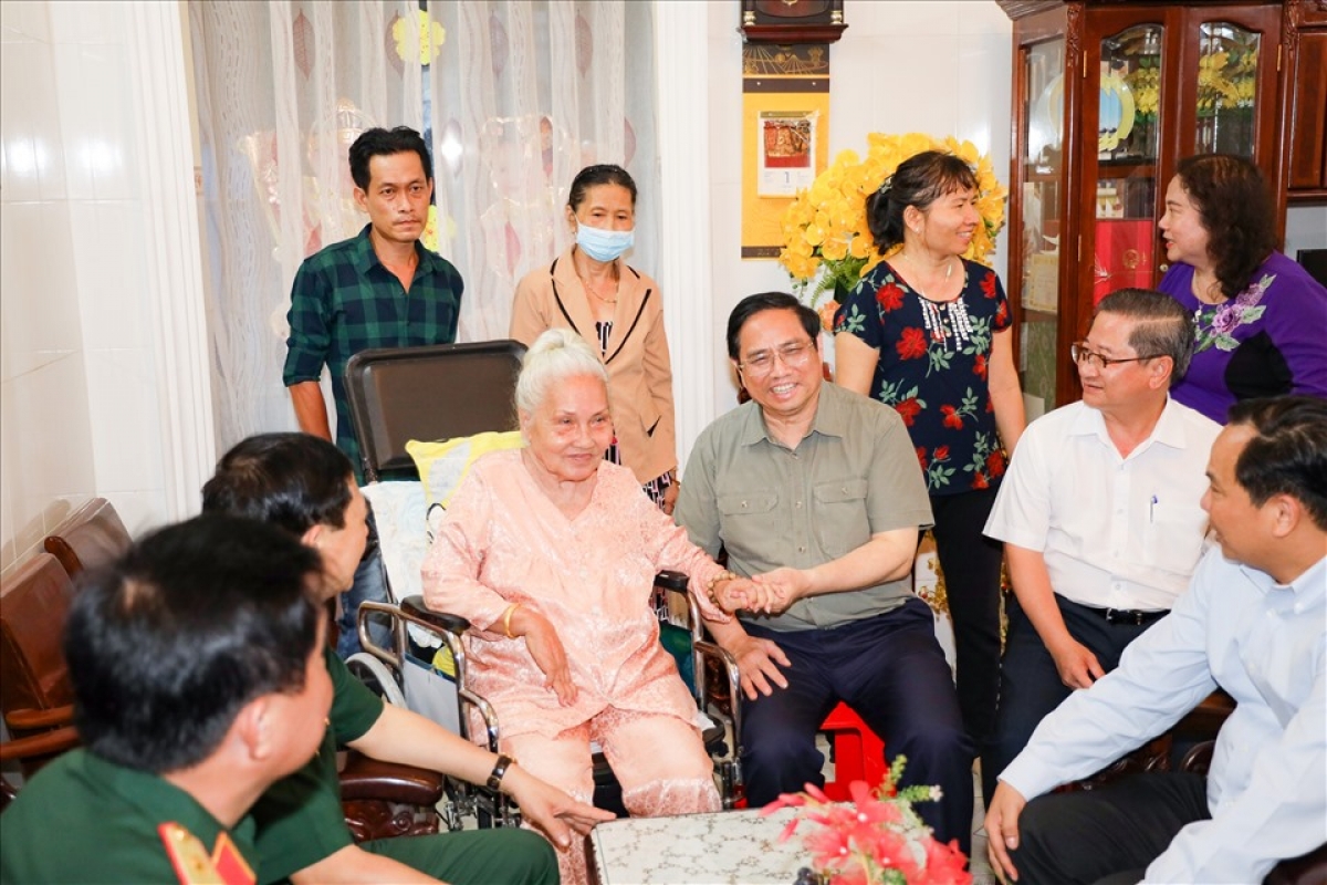 thủ tướng chính phủ phạm minh chính thăm, tặng quà mẹ việt nam anh hùng hình ảnh 1 thu tuong chinh phu pham minh chinh tham, tang qua me viet nam anh hung hinh anh 1
