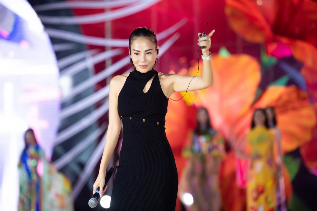 minh hang rao riet chay tong duyet cho dem dai nhac hoi cua miss world vietnam hinh anh 2