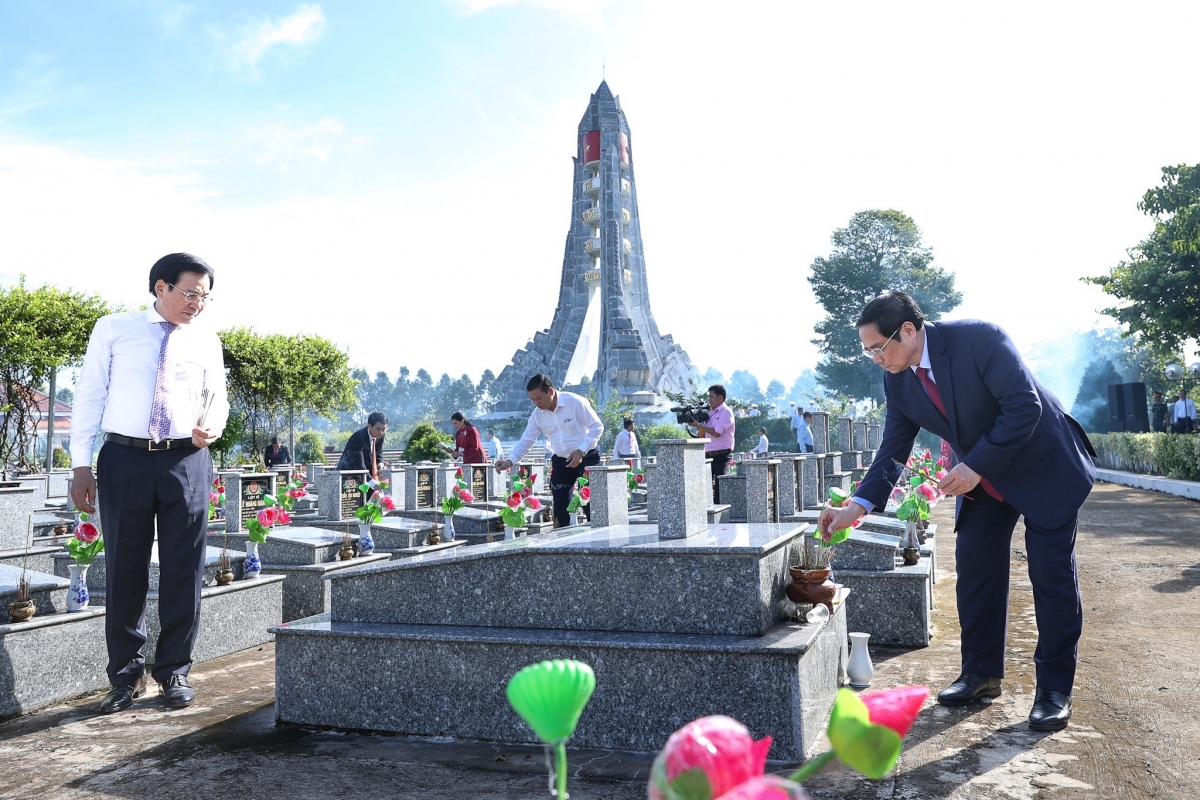 thủ tướng dâng hương tưởng niệm các anh hùng, liệt sĩ tại hậu giang hình ảnh 2 thu tuong dang huong tuong niem cac anh hung, liet si tai hau giang hinh anh 2