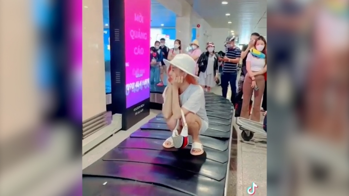 xem xét cấm bay đối với hành khách ngồi lên băng chuyền hành lý hình ảnh 1 xem xet cam bay doi voi hanh khach ngoi len bang chuyen hanh ly hinh anh 1