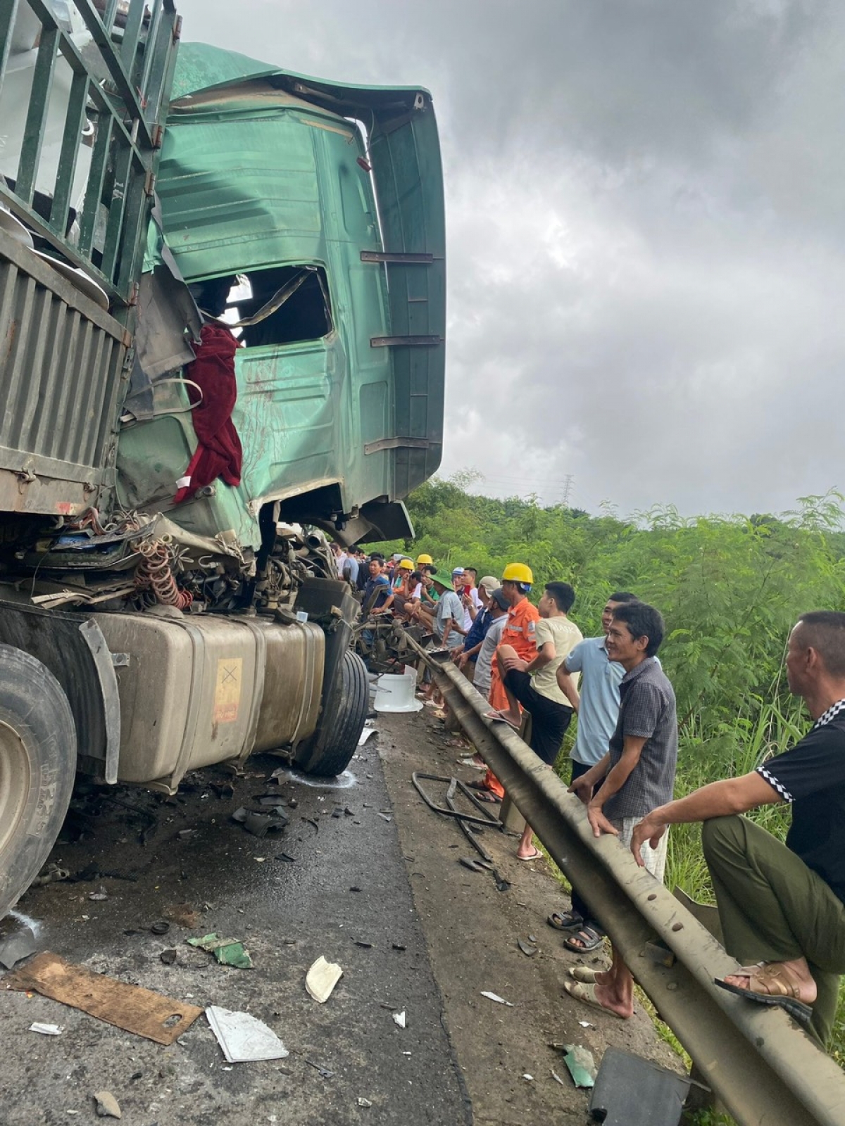 xe đầu kéo đâm vào xe khách trên đường hồ chí minh, 2 người chết hình ảnh 1 xe dau keo dam vao xe khach tren duong ho chi minh, 2 nguoi chet hinh anh 1
