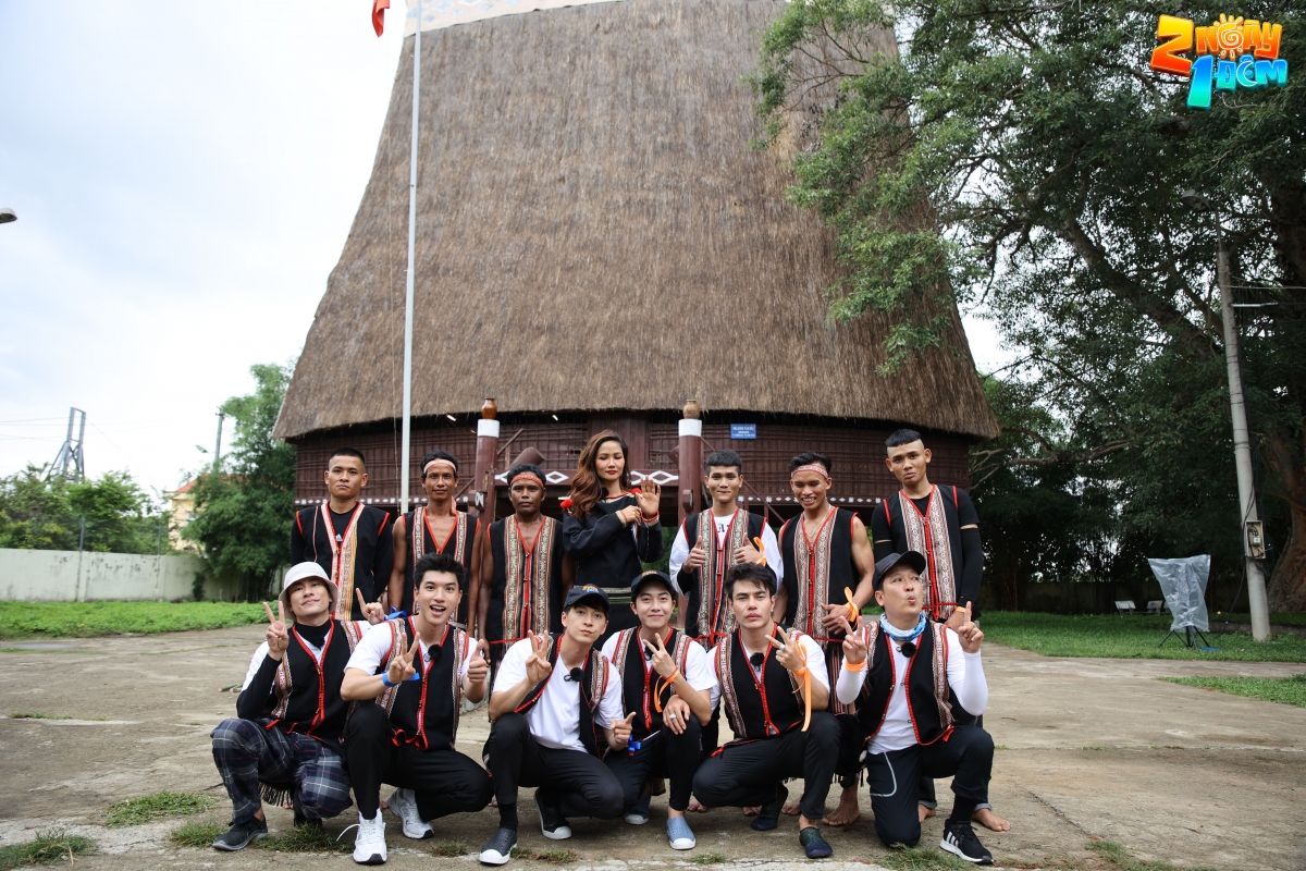 hoa hau h hen nie dien trang phuc dan toc E De tiep don dan cast 2 ngay 1 dem hinh anh 2