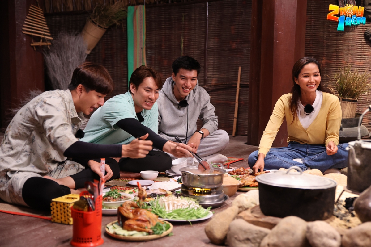 hoa hau h hen nie dien trang phuc dan toc E De tiep don dan cast 2 ngay 1 dem hinh anh 3