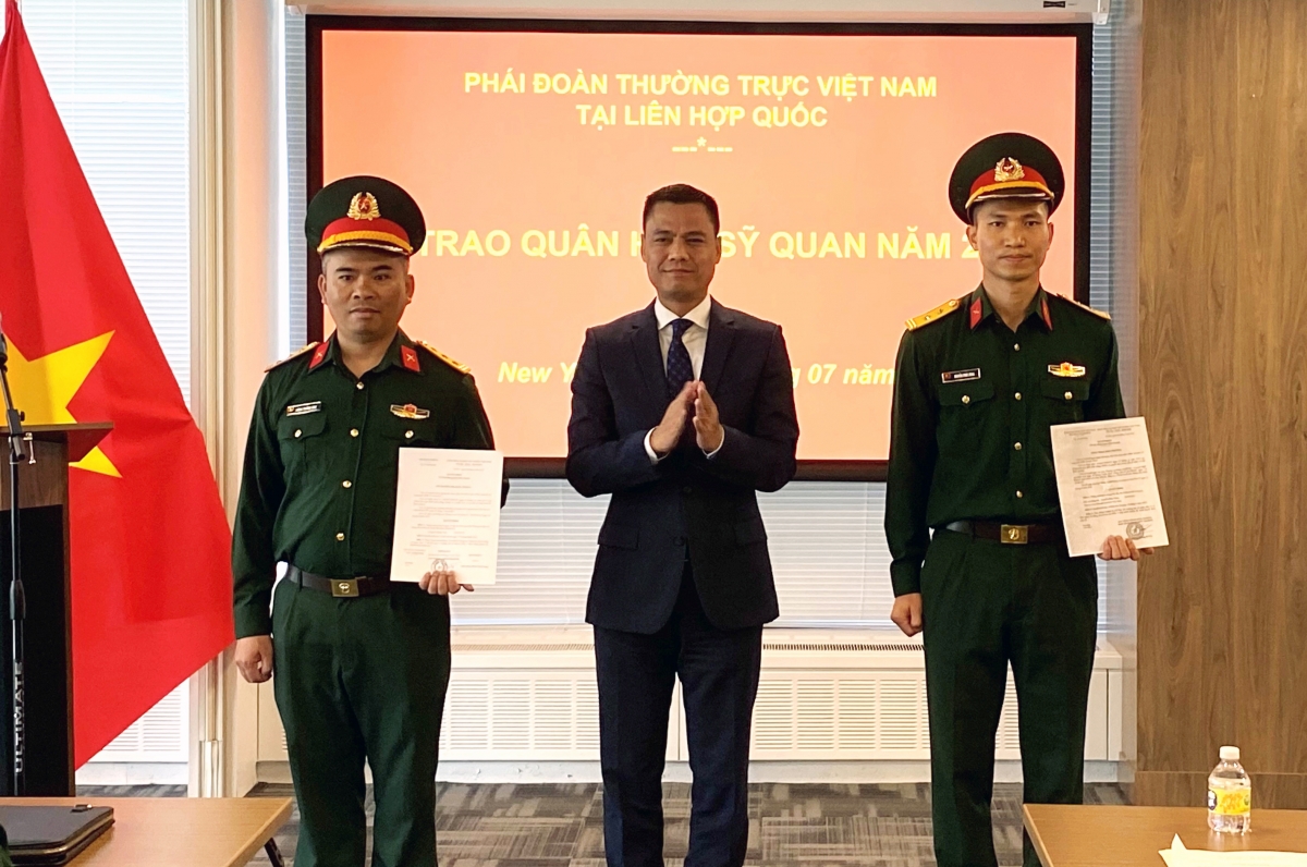 trao quan ham cho sy quan qDnd viet nam dang cong ta c ta i lien hop quoc hinh anh 2