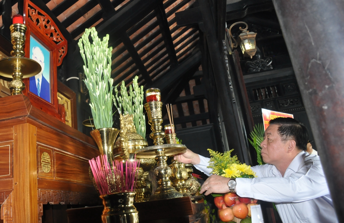 trưởng ban tuyên giáo t.Ư dâng hương tại khu lưu niệm đồng chí võ chí công hình ảnh 1 truong ban tuyen giao t.U dang huong tai khu luu niem dong chi vo chi cong hinh anh 1