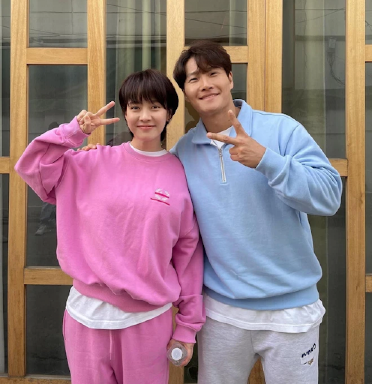 nhung bong hong tung vuong tin don hen ho voi kim jong kook hinh anh 2