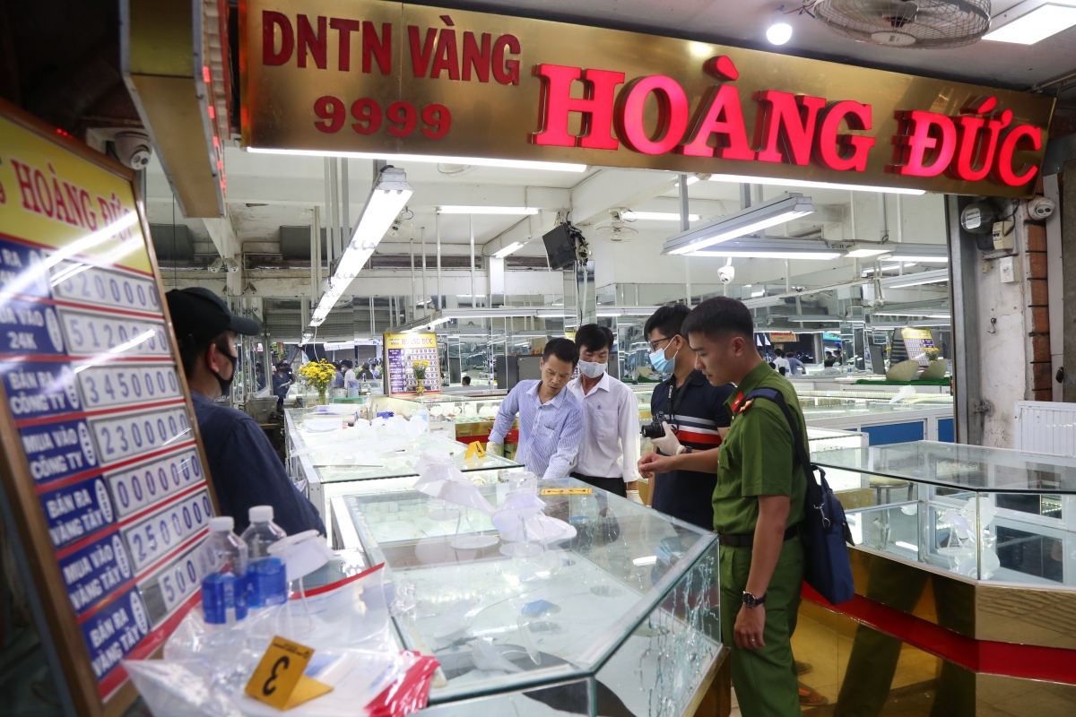 bat duoc nghi pham dung sung ak cuop tiem vang tai hue hinh anh 3