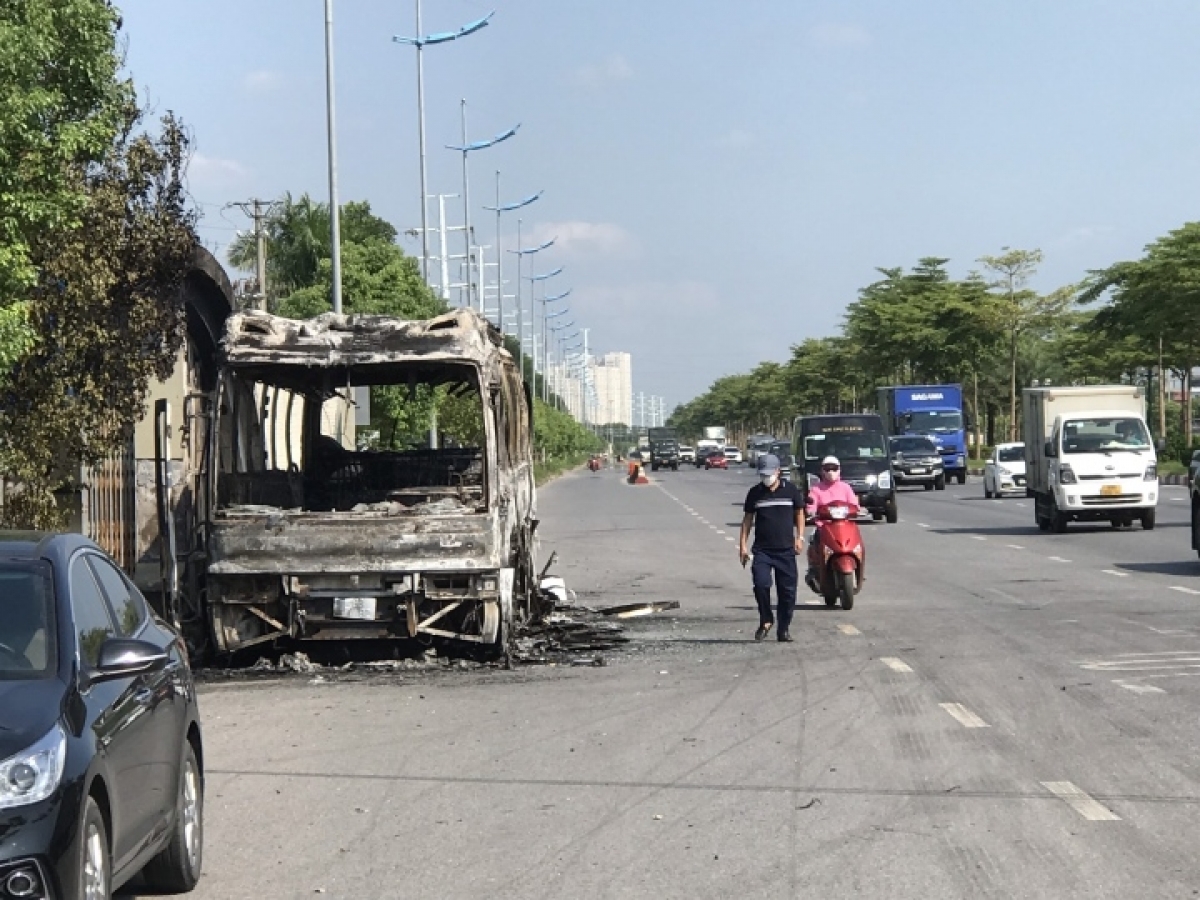 O to khach 45 cho boc chay tren duong truong sa, ha noi hinh anh 2