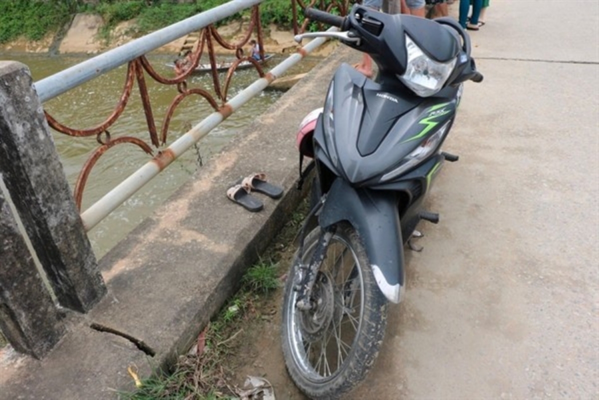 một phụ nữ ở quảng ngãi nhảy cầu tự tử, bỏ lại 6 con thơ hình ảnh 1 mot phu nu o quang ngai nhay cau tu tu, bo lai 6 con tho hinh anh 1