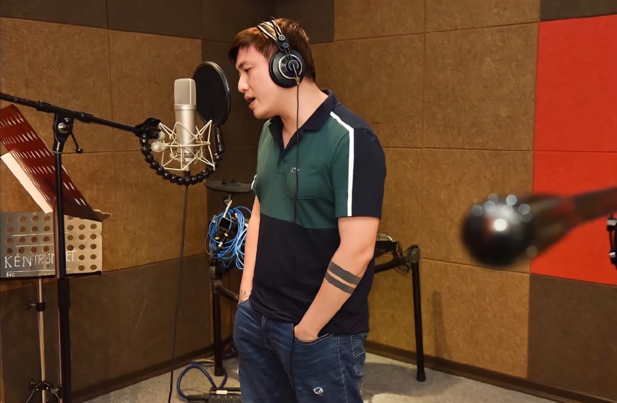 con gai ca si nguyen ngoc anh theo chan bo me di thu am ca khuc moi hinh anh 2