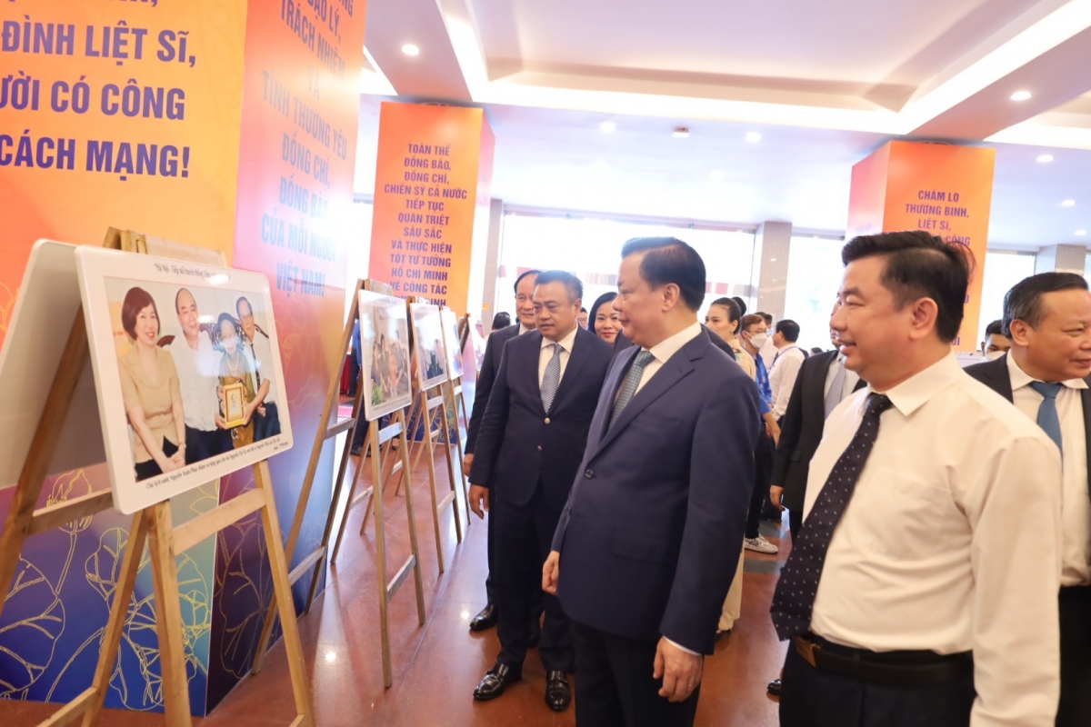 trung bay chuyen de anh ha noi tiep noi truyen thong uong nuoc nho nguon hinh anh 2