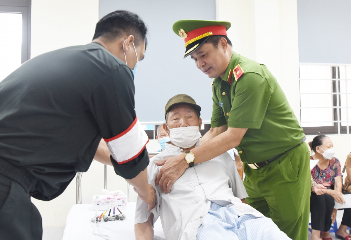 trung bay chuyen de anh ha noi tiep noi truyen thong uong nuoc nho nguon hinh anh 3