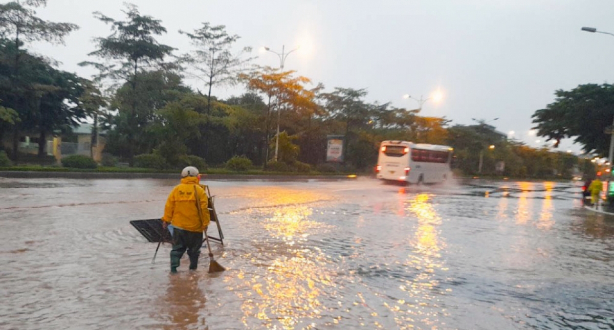 hang tram cong nhan dam mua thong cong, bom nuoc tren duong pho ha noi hinh anh 8