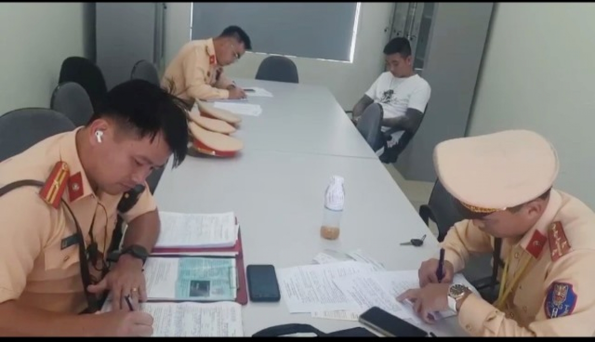 phat hien tai xe su dung thuoc lac va khong co giay phep lai xe hinh anh 2