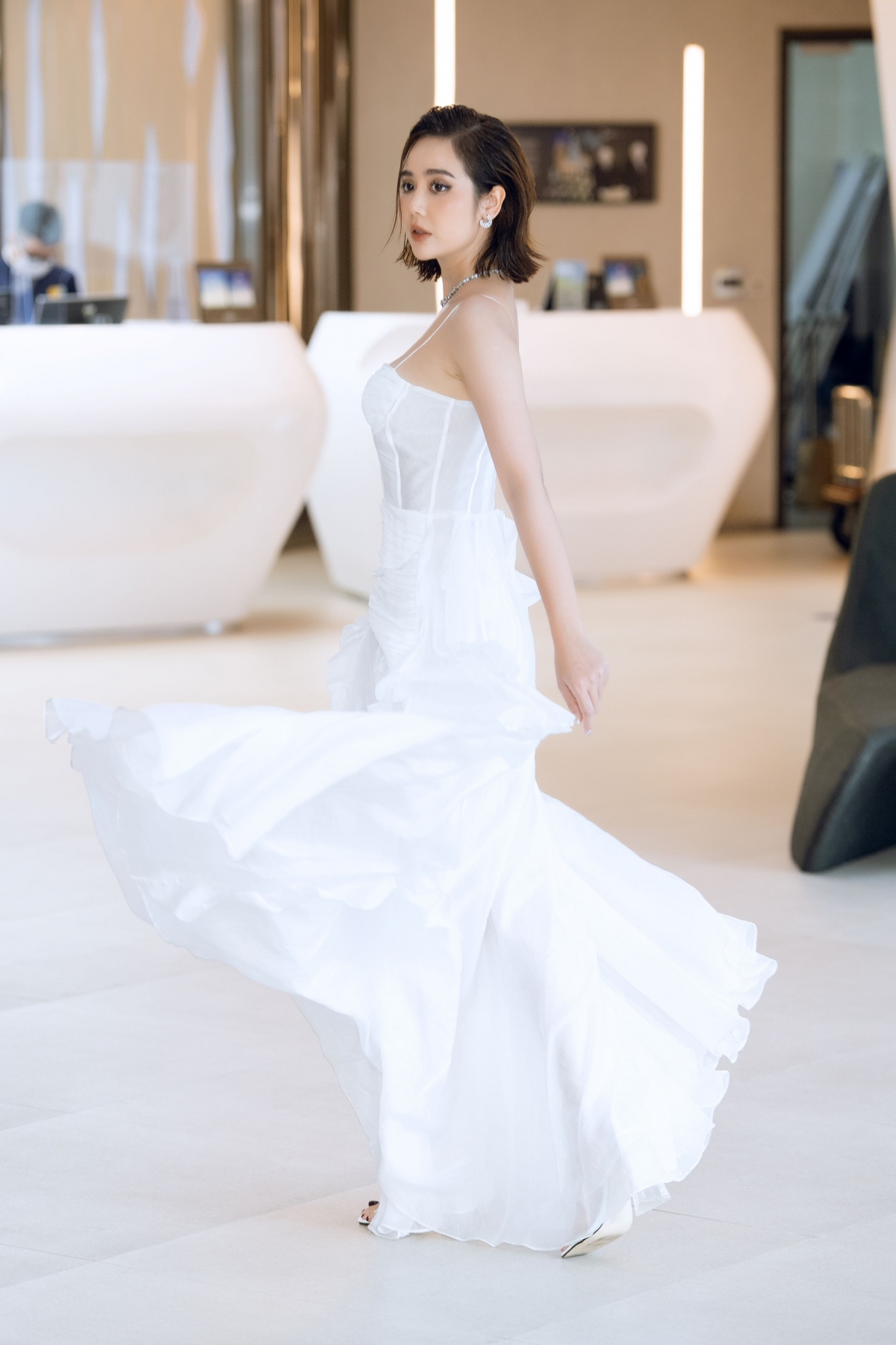phan minh huyen khoe vai tran quyen ru voi dam trang tinh khoi hinh anh 3
