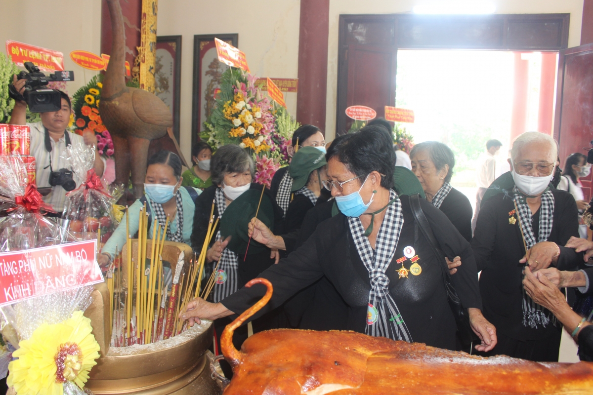 bến tre kỉ niệm 30 năm ngày mất nữ tướng huyền thoại nguyễn thị Định hình ảnh 1 ben tre ki niem 30 nam ngay mat nu tuong huyen thoai nguyen thi Dinh hinh anh 1