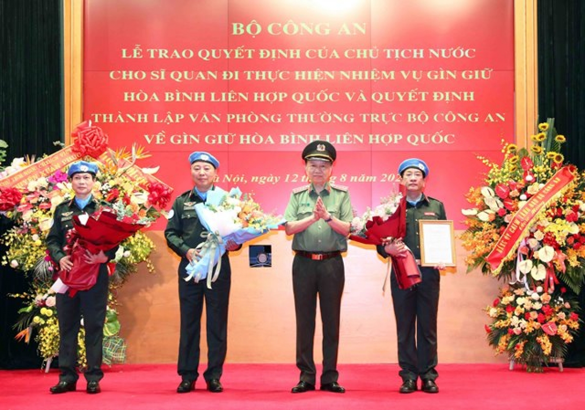 chu tich nuoc trao quyet dinh cho sy quan thuc hien nhiem vu gin giu hoa binh lhq hinh anh 2