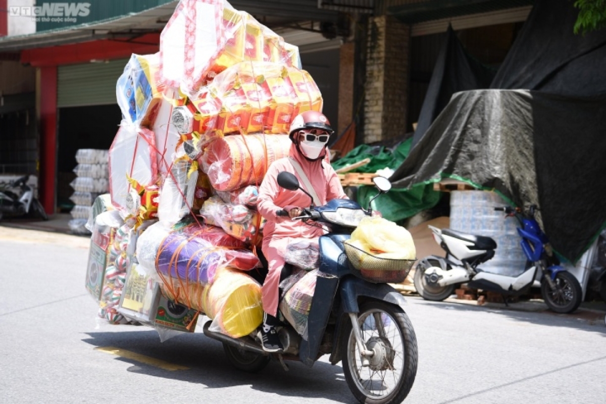 lang vang ma xuat ban hang nghin o to, xe may, nha lau mua le vu lan hinh anh 18