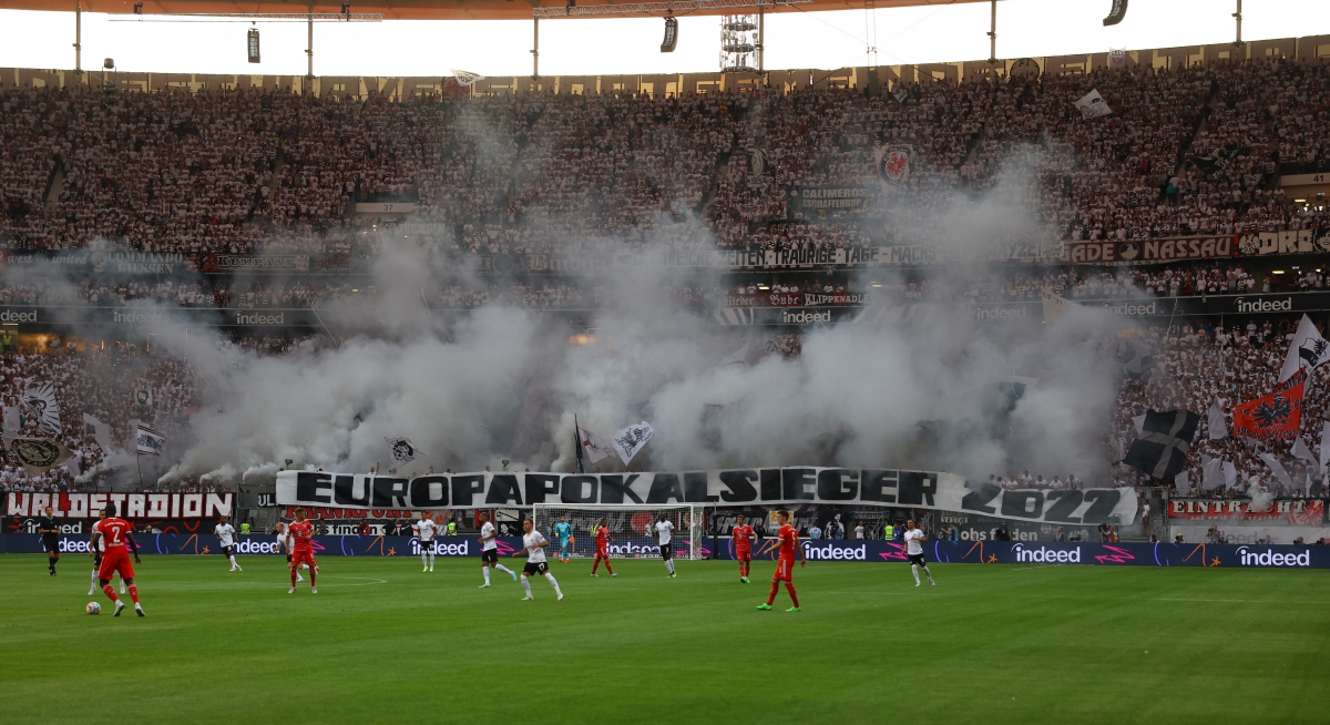 bayern munich danh tennis tren san frankfurt trong ngay khai mac bundesliga hinh anh 2