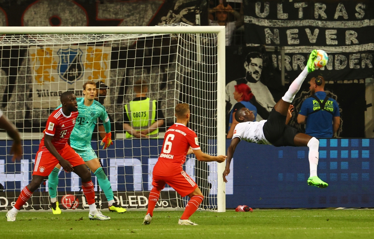 bayern munich danh tennis tren san frankfurt trong ngay khai mac bundesliga hinh anh 8