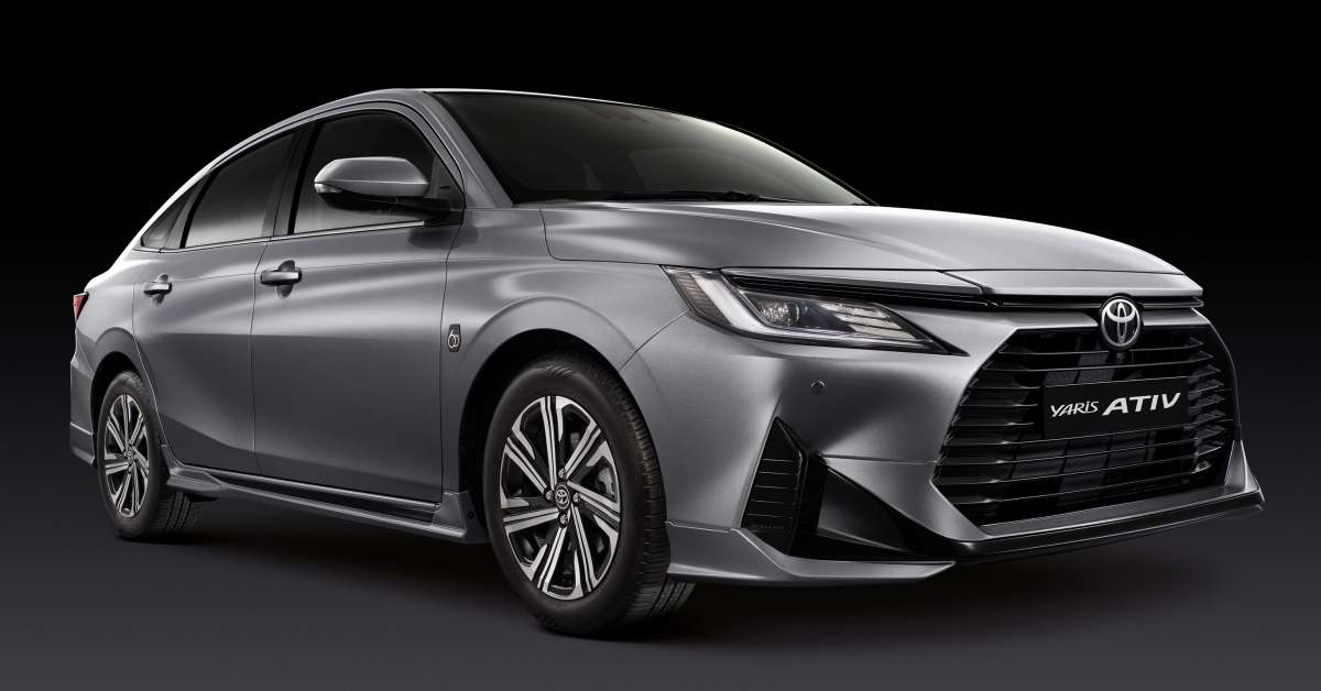 Ở phía trước, huy hiệu Toyota gắn trên lưới tản nhiệt mỏng phía trên với lưới tản nhiệt phía dưới lớn hơn nhiều với các thanh ngang trong khi đèn pha góc cạnh thể thao với đèn chạy ban ngày (DRLs) hình chữ L và được gắn ngay bên dưới lưới tản nhiệt phía trên, gần đường đóng nắp ca-pô.