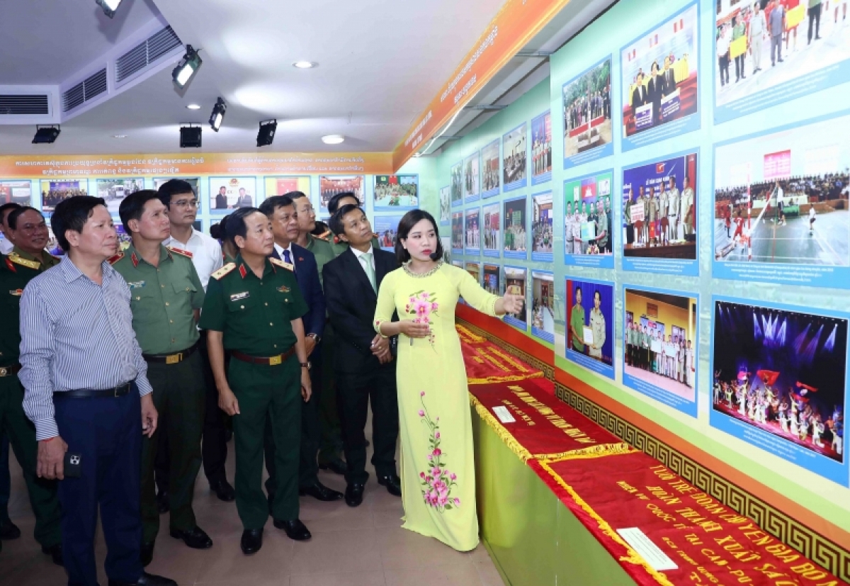 khai mac trien lam dau an hop tac giua cong an viet nam- campuchia - lao hinh anh 4
