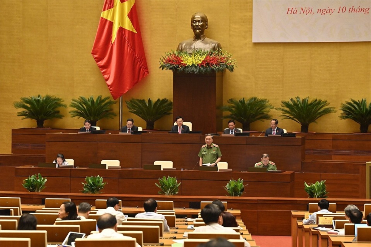 Đại biểu quốc hội chất vấn bộ trưởng bộ công an về hộ chiếu mẫu mới hình ảnh 1 Dai bieu quoc hoi chat van bo truong bo cong an ve ho chieu mau moi hinh anh 1