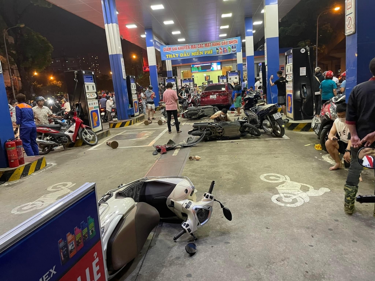Ô tô lao vào cây xăng ở hà nội, đâm liên hoàn làm 8 người bị thương hình ảnh 1 O to lao vao cay xang o ha noi, dam lien hoan lam 8 nguoi bi thuong hinh anh 1