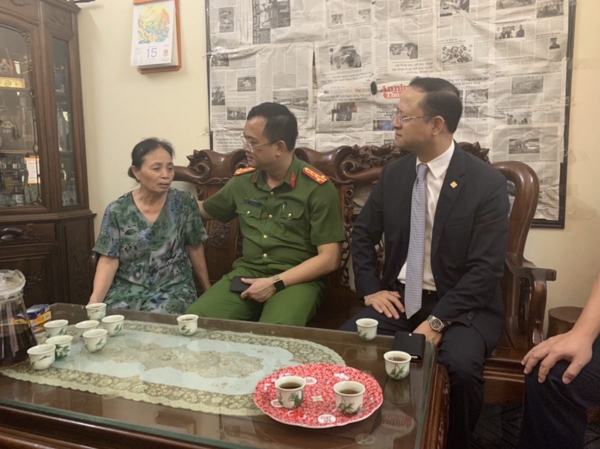 trao tang so tiet kiem cho gia dinh 3 liet sy canh sat pccc o ha noi hinh anh 3