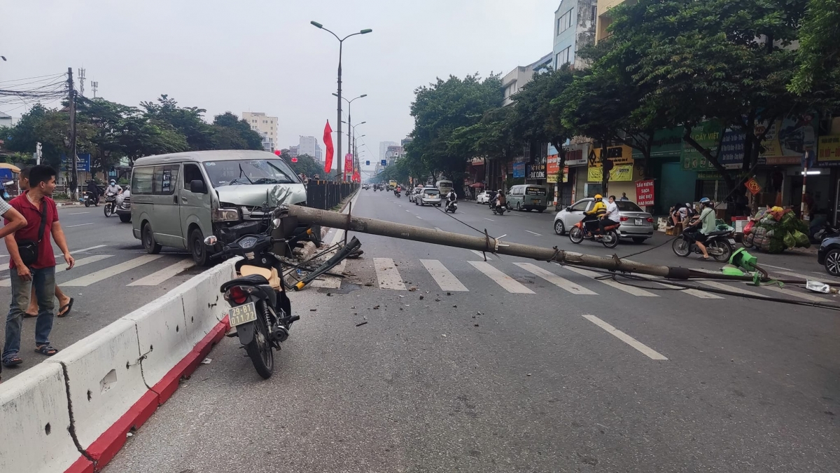 O to dam gay cot dien gay un tac tren duong giai phong, ha noi hinh anh 2