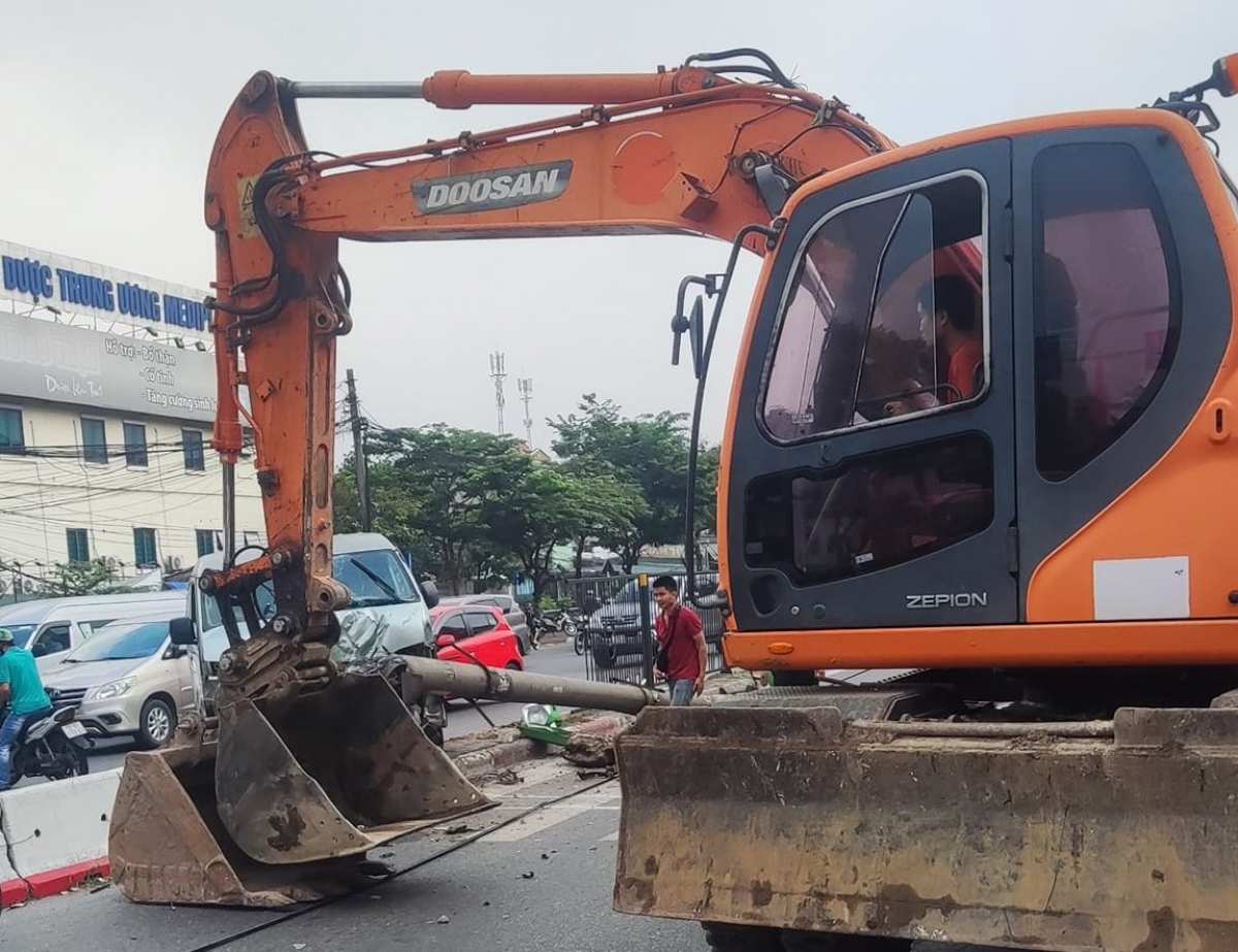 O to dam gay cot dien gay un tac tren duong giai phong, ha noi hinh anh 4