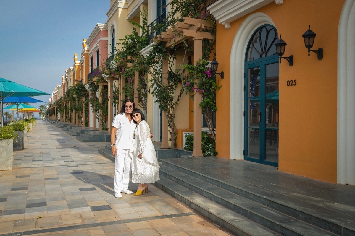 cap doi cam van khac trieu tan huong ky nghi duong tai sieu thanh pho bien hinh anh 3