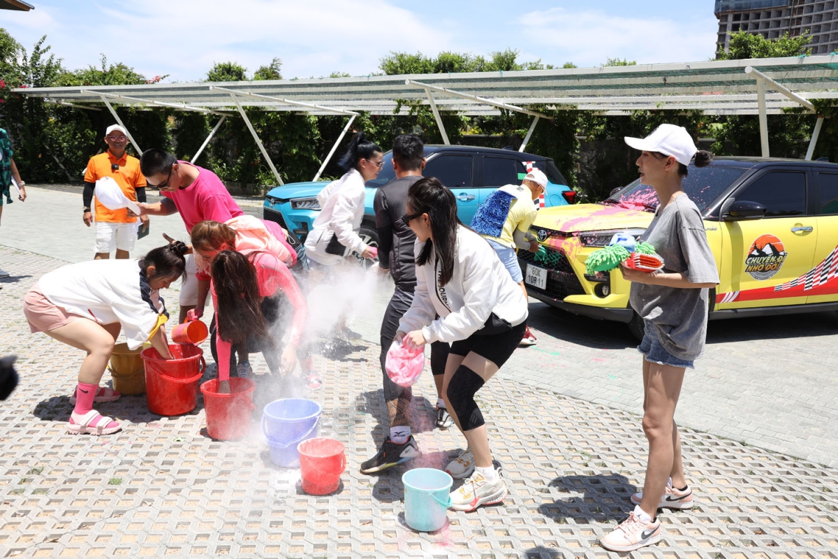 vo hoang yen khoc meu vi kiet suc, thi sinh nu ngat xiu khi dang quay hinh hinh anh 2