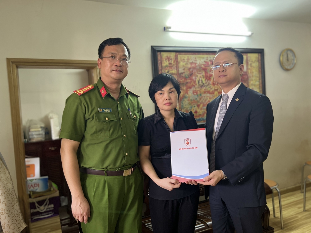 trao tang so tiet kiem cho gia dinh 3 liet sy canh sat pccc o ha noi hinh anh 1