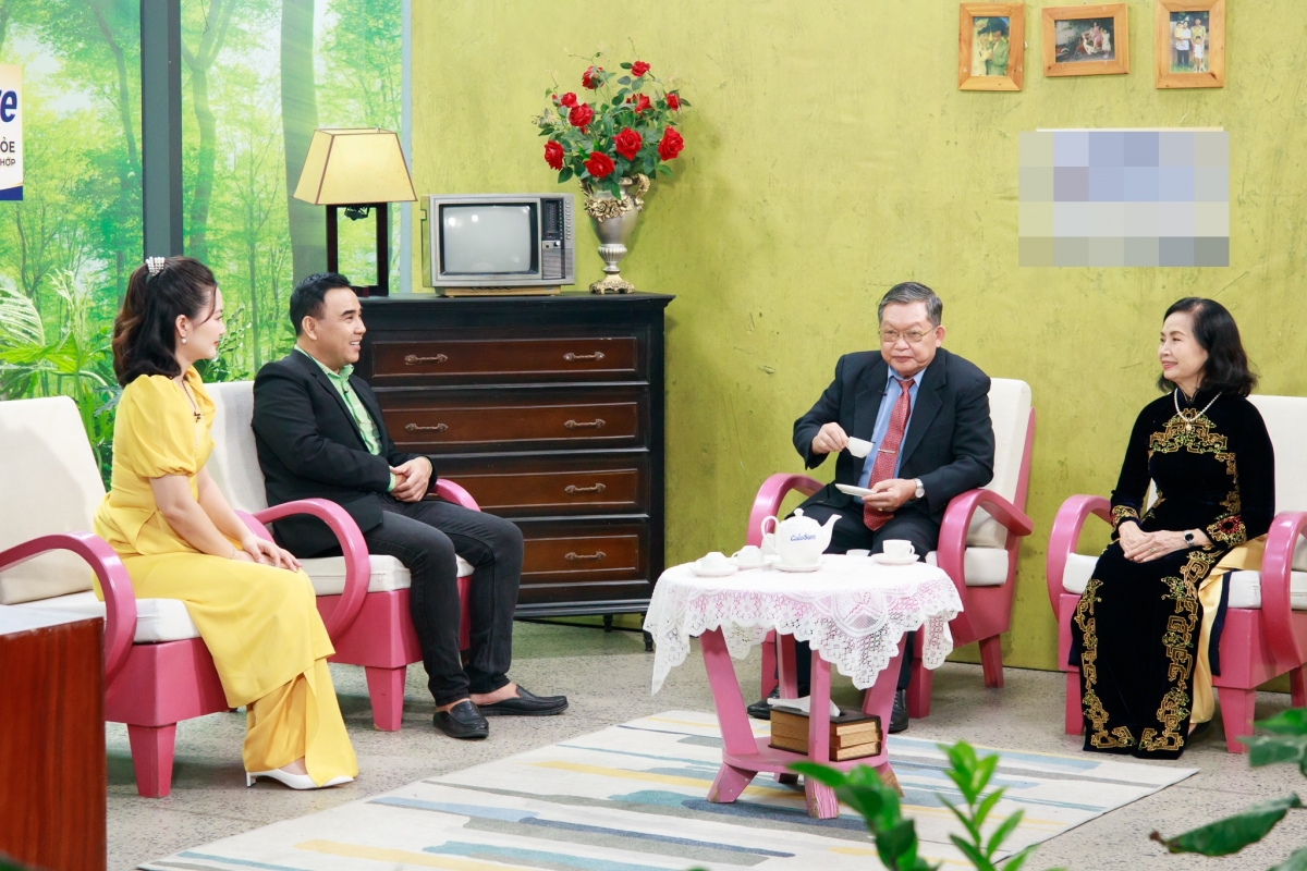 xuc dong voi chuyen tinh vuot chien tranh cua cuu chien binh va co hang xom hinh anh 2