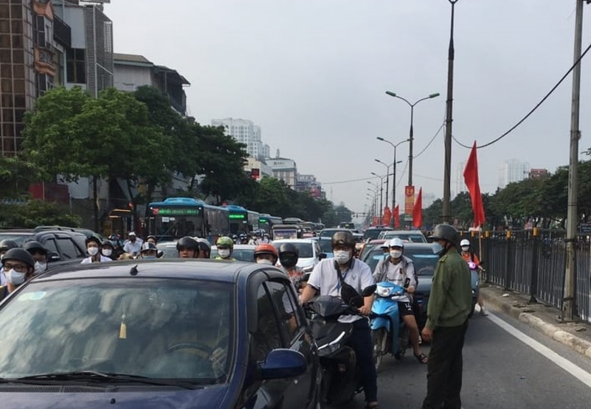O to dam gay cot dien gay un tac tren duong giai phong, ha noi hinh anh 5