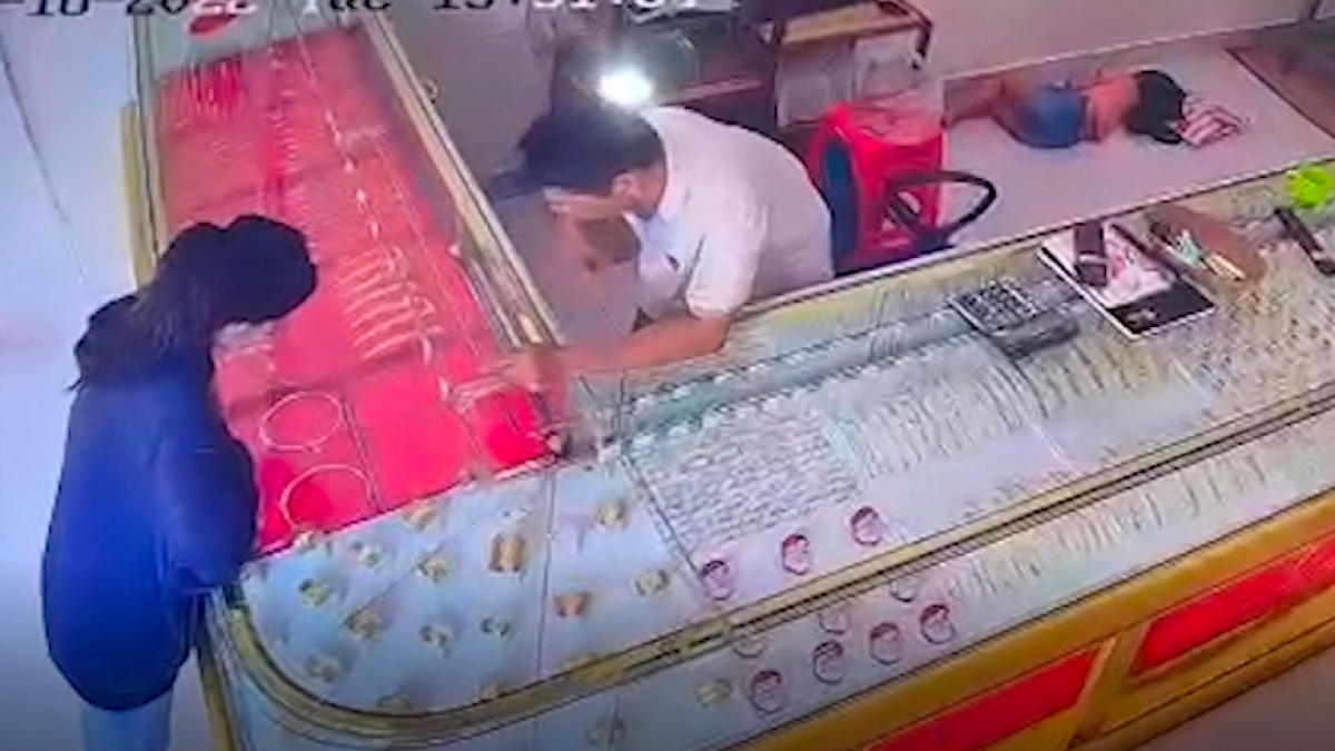 cô gái vờ mua vàng rồi đeo nhẫn bỏ chạy khai cần tiền chuộc xe hình ảnh 1 co gai vo mua vang roi deo nhan bo chay khai can tien chuoc xe hinh anh 1