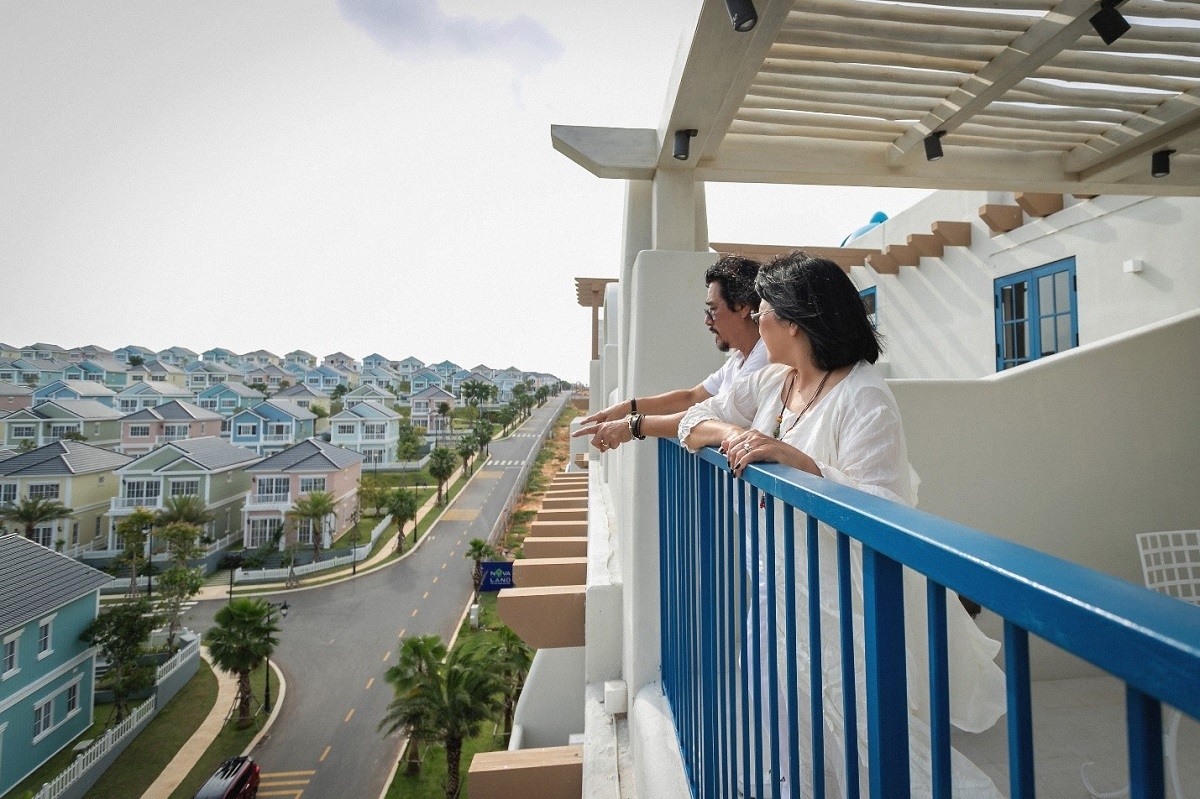 cap doi cam van khac trieu tan huong ky nghi duong tai sieu thanh pho bien hinh anh 6