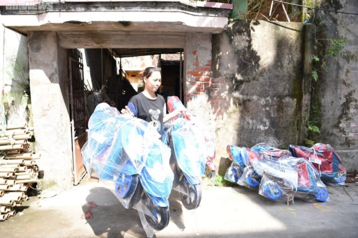 lang vang ma xuat ban hang nghin o to, xe may, nha lau mua le vu lan hinh anh 7