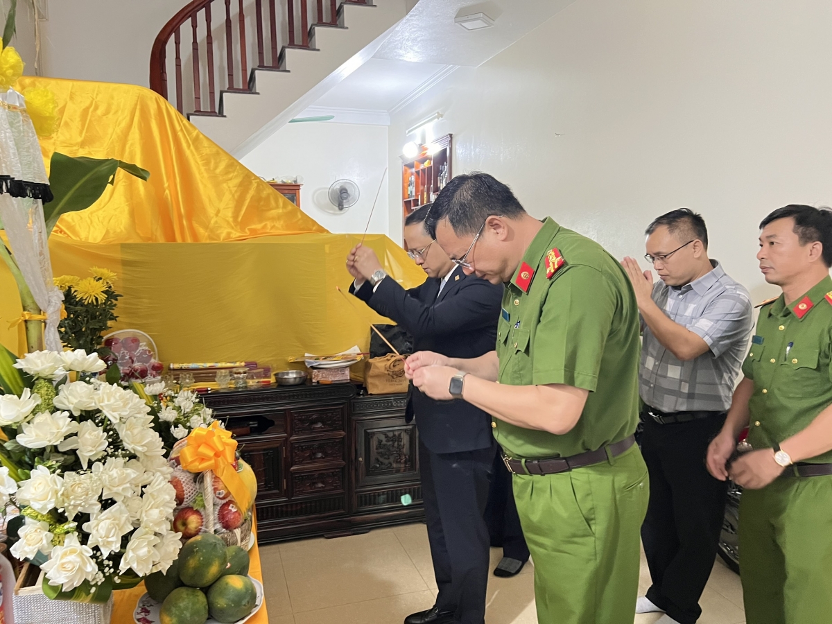 trao tang so tiet kiem cho gia dinh 3 liet sy canh sat pccc o ha noi hinh anh 4