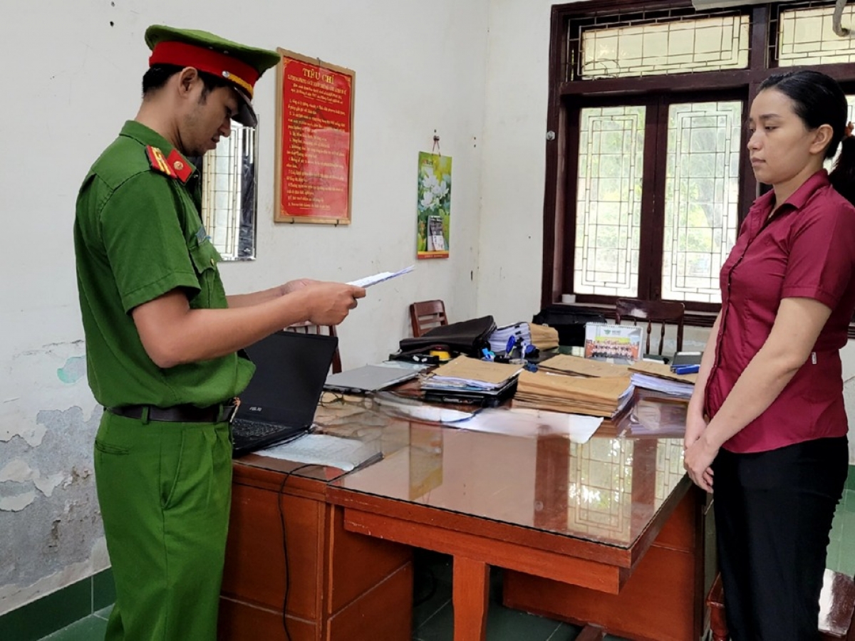 quảng ngãi mở rộng điều tra nhân viên ngân hàng lừa đảo hơn 80 tỷ đồng hình ảnh 1 quang ngai mo rong dieu tra nhan vien ngan hang lua dao hon 80 ty dong hinh anh 1