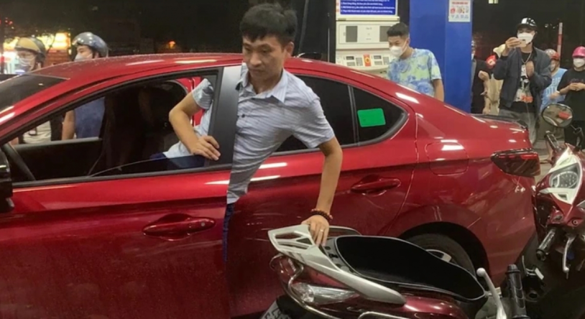 khoi to, bat tam giam lai xe tong 8 nguoi tai cay xang ha noi hinh anh 1