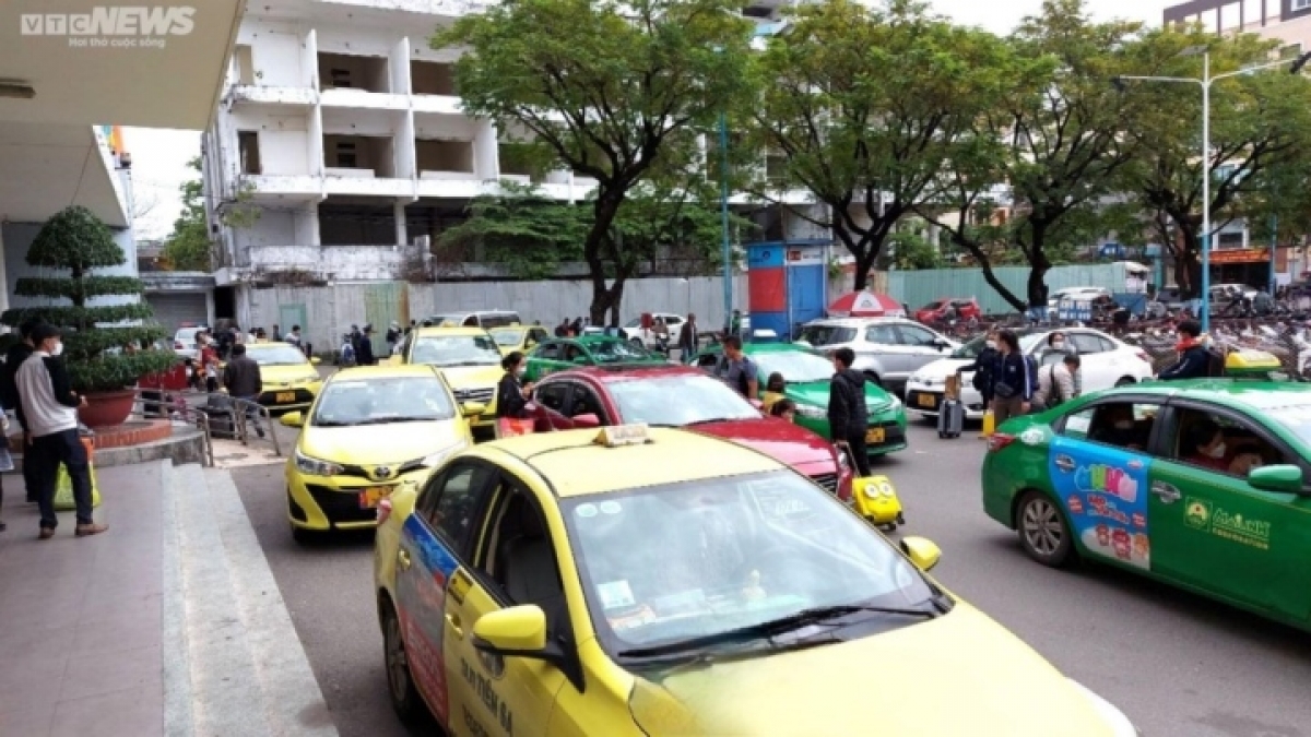 xăng dầu giảm liên tục, giá cước vận tải khách vẫn neo cao chót vót hình ảnh 1 xang dau giam lien tuc, gia cuoc van tai khach van neo cao chot vot hinh anh 1