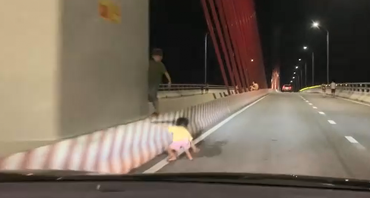 thót tim clip ghi lại cảnh bé gái tuột tay ngã nhào trước đầu xe ô tô hình ảnh 1 thot tim clip ghi lai canh be gai tuot tay nga nhao truoc dau xe o to hinh anh 1