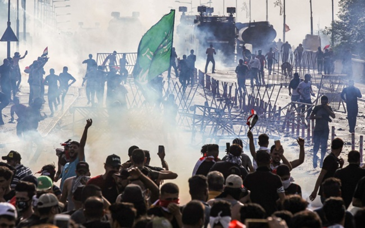 iraq mở rộng lệnh giới nghiêm toàn quốc, thúc giục người biểu tình rời vùng xanh hình ảnh 1 iraq mo rong lenh gioi nghiem toan quoc, thuc giuc nguoi bieu tinh roi vung xanh hinh anh 1