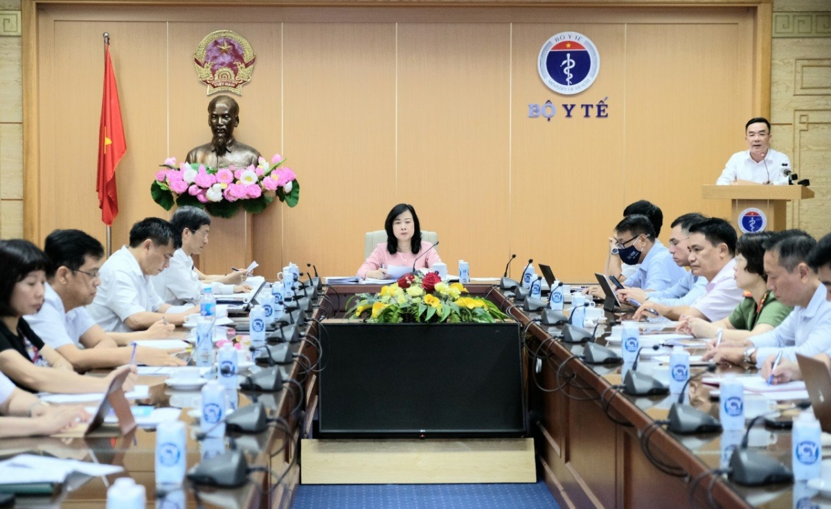 bo y te so ca covid-19 nhap vien va tu vong gia tang tro lai hinh anh 1