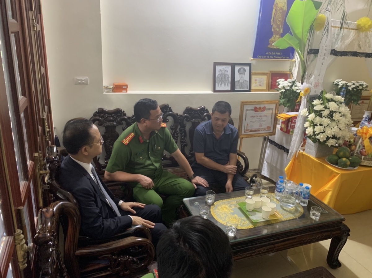 trao tang so tiet kiem cho gia dinh 3 liet sy canh sat pccc o ha noi hinh anh 5