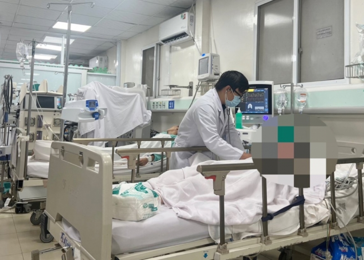 vu 8 sinh vien o tp.hcm ngo doc ruou mot nu sinh bi ton thuong nao hinh anh 1