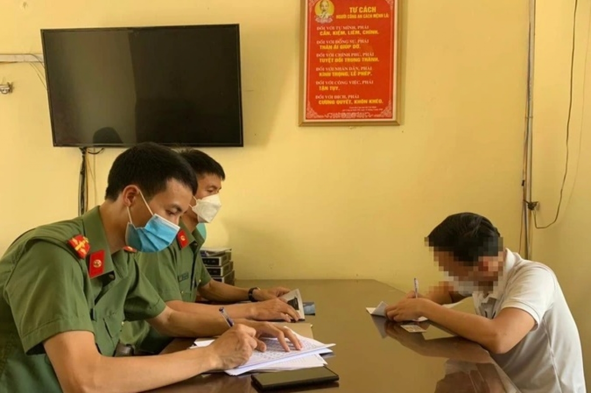 muon trang phuc cong an chup anh dang tiktok khoe di bar hinh anh 2